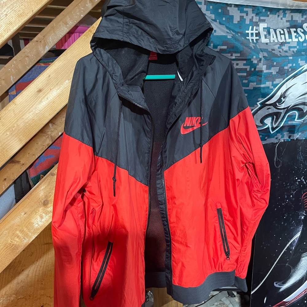 Nike Men’s Red and Black Hooded Windbreaker Jacket with Zip Pockets
